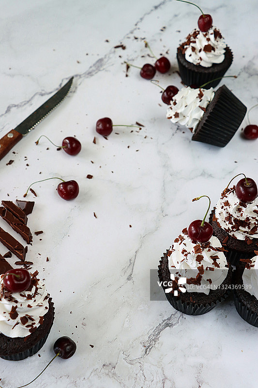 自制黑森林蛋糕纸杯蛋糕，鲜奶油玫瑰花，莫雷洛樱桃和巧克力屑图片素材