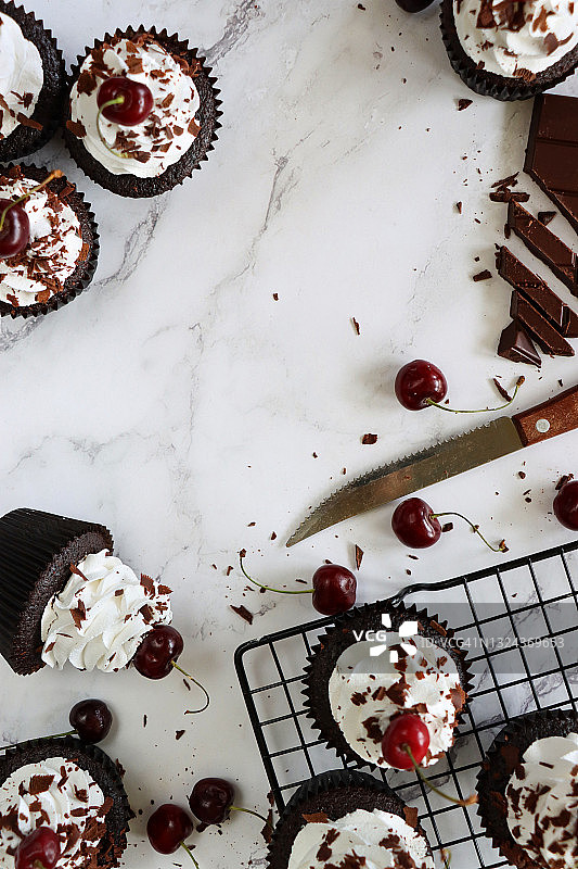 黑森林纸杯蛋糕图片：奶油和樱桃装饰图片素材
