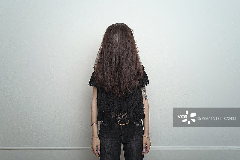 用头发遮住脸的女人图片素材