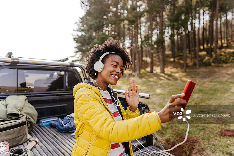 在公路旅行中进行视频通话的年轻女人图片素材