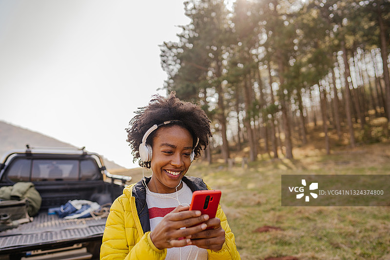 在公路旅行中进行视频通话的年轻女人图片素材