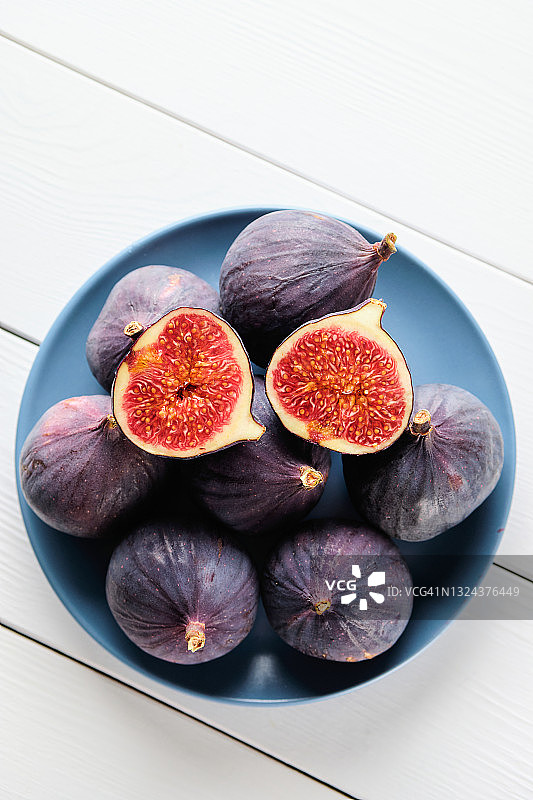 陶瓷盘上的新鲜成熟无花果图片素材