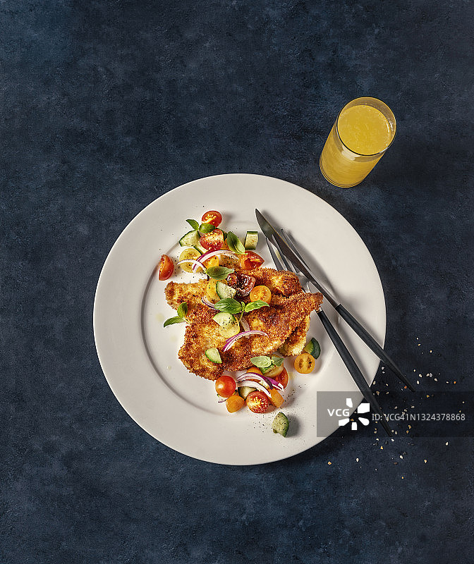 炸肉排与新鲜沙拉拼盘图片素材