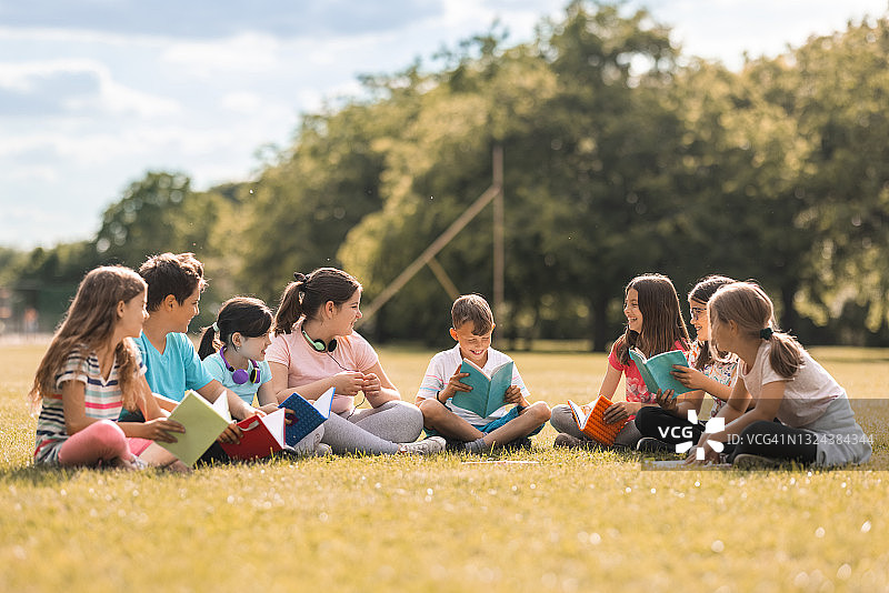 小学生在户外学习图片素材