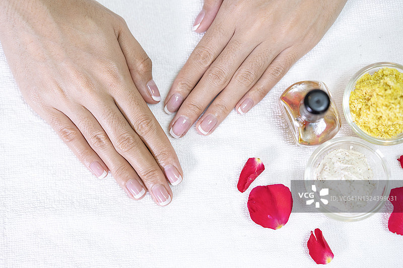 拥有完美法式美甲的美丽的手图片素材