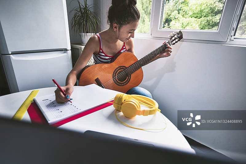 少女在线学习弹吉他图片素材