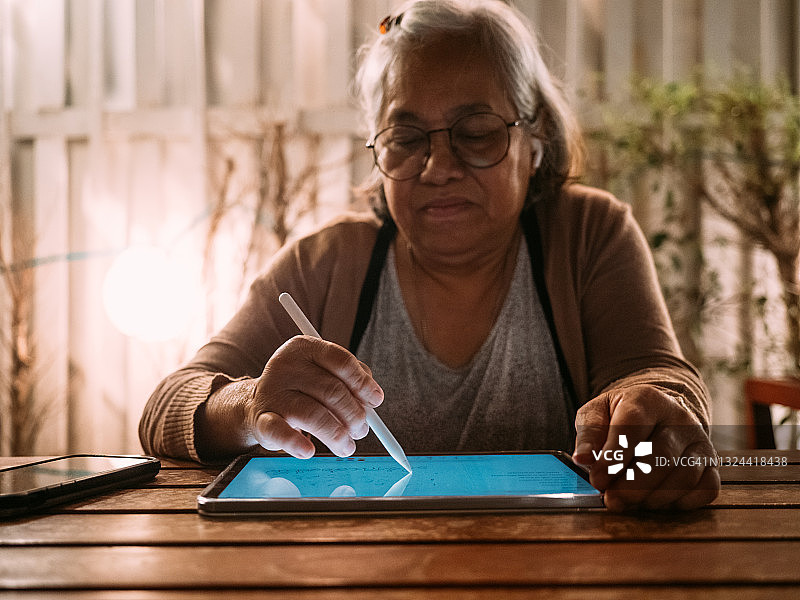 使用平板电脑的年长女性图片素材