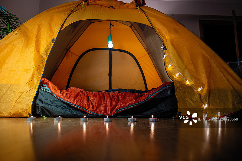 客厅里的住宿帐篷图片素材