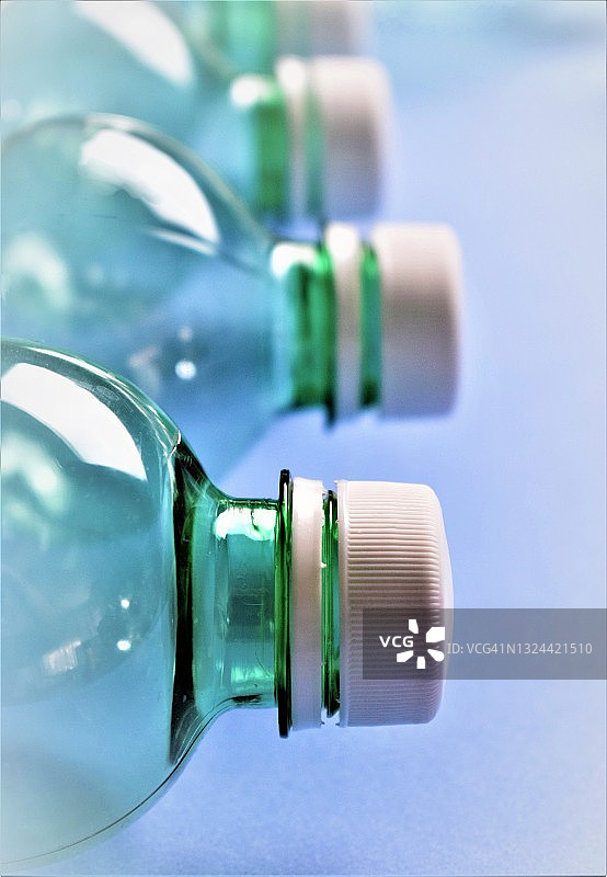 蓝色背景上的塑料瓶图片素材