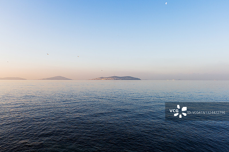 从于斯屈达尔看马尔马拉海日出，土耳其伊斯坦布尔图片素材