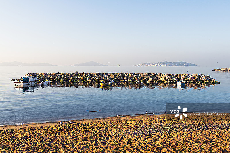 从于斯屈达尔看马尔马拉海日出，土耳其伊斯坦布尔图片素材