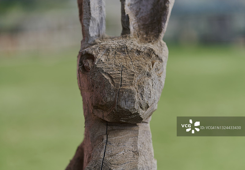 兔子形状的木雕特写，背景虚化图片素材