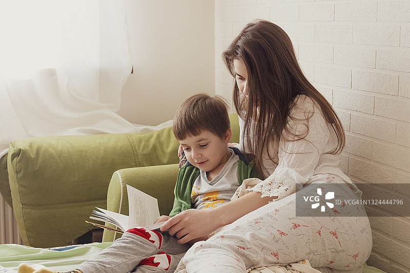 教男孩读书图片素材