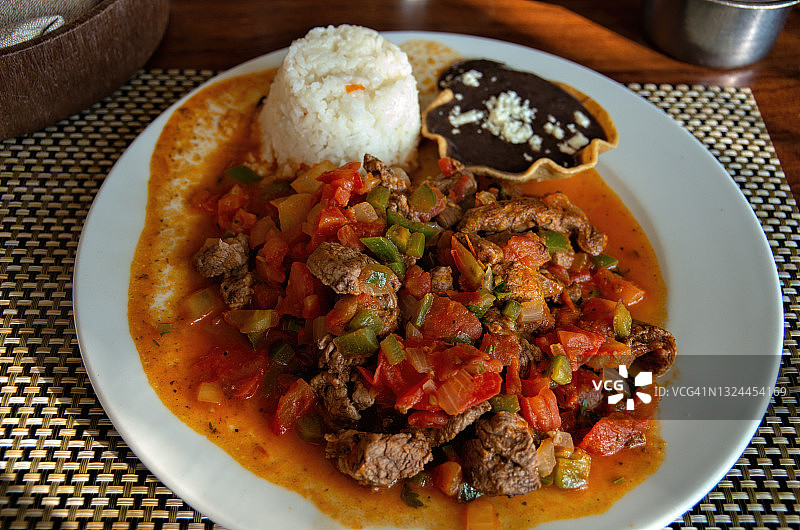 墨西哥风味牛排丁（配米饭、炒豆和玉米饼）图片素材