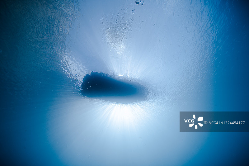 潜水艇在海洋中的阴影与光线图片素材