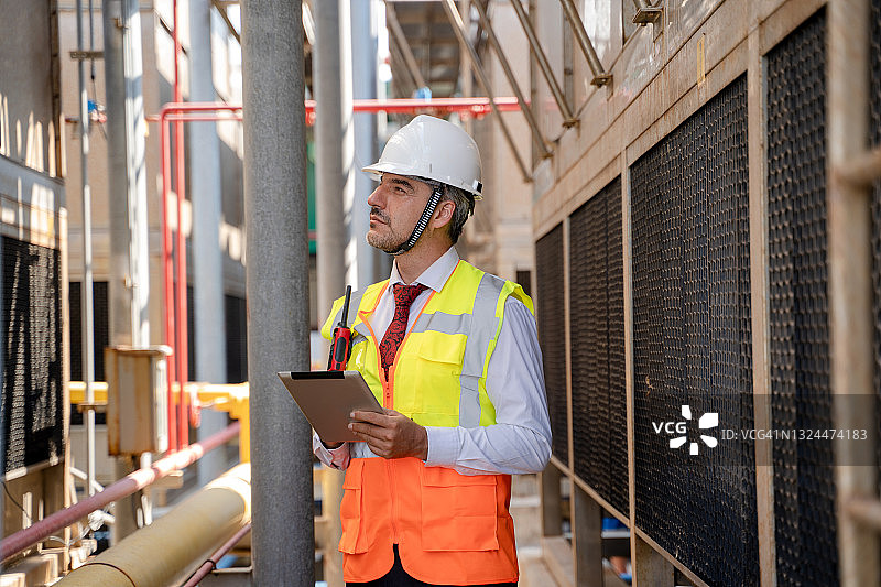 工程师在现代化工厂锅炉房工作检查图片素材