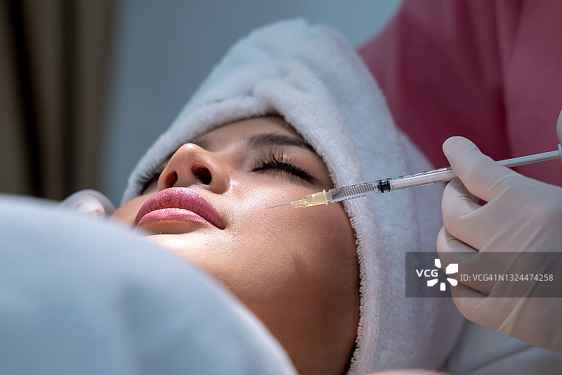 年轻女子注射肉毒杆菌，美容护肤，整形外科诊所图片素材