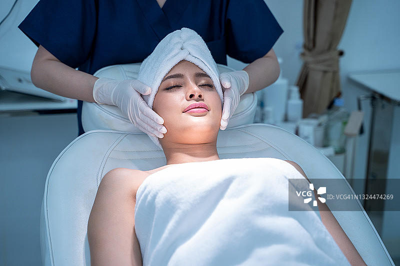医生或护士在美容诊所检查面部健康结果图片素材