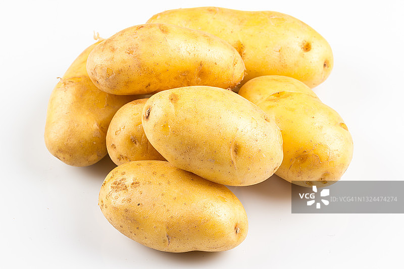 白色背景上的新土豆特写图片素材