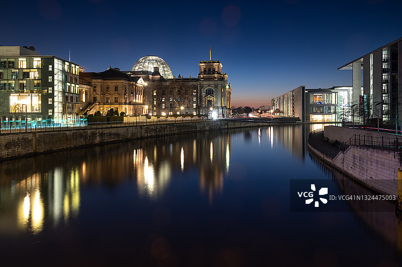 蓝色时分下的德国国会大厦（德国议会大厦）- 柏林，德国图片素材