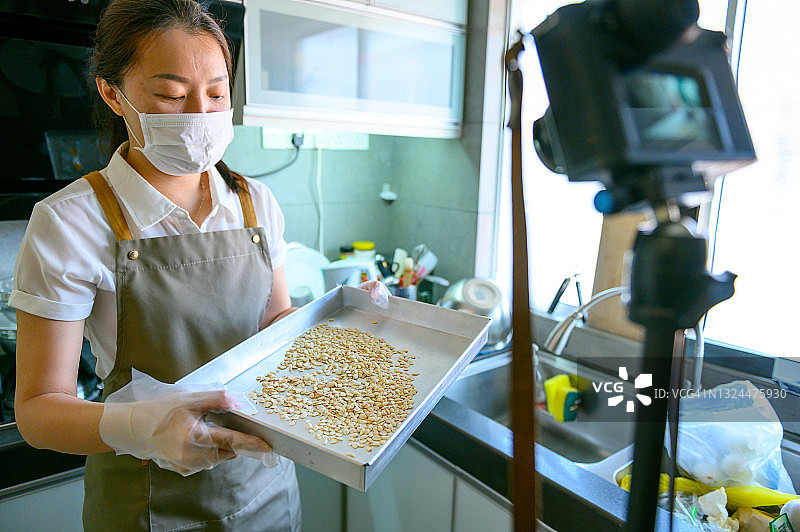 亚洲女人直播中国月饼教程图片素材
