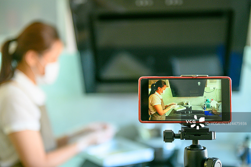 中国女性使用在线设备直播中国月饼教程图片素材