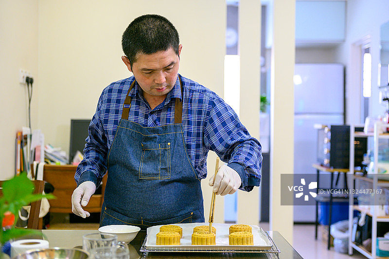 亚洲面包师在家准备中国月饼图片素材