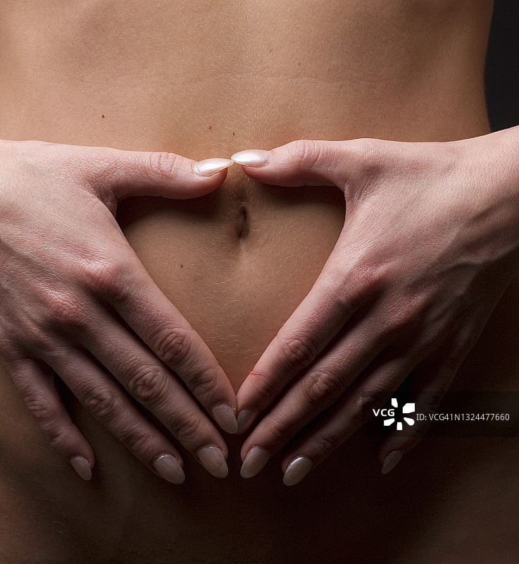 女性的手放在肚子上图片素材