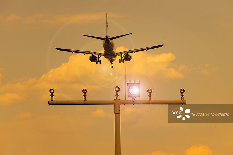 日落时分着陆的飞机图片素材