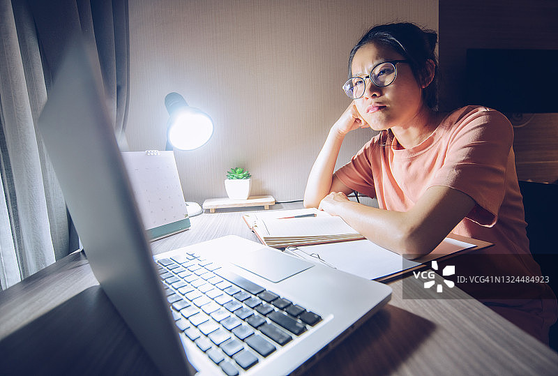 熬夜工作的亚洲女性肖像图片素材