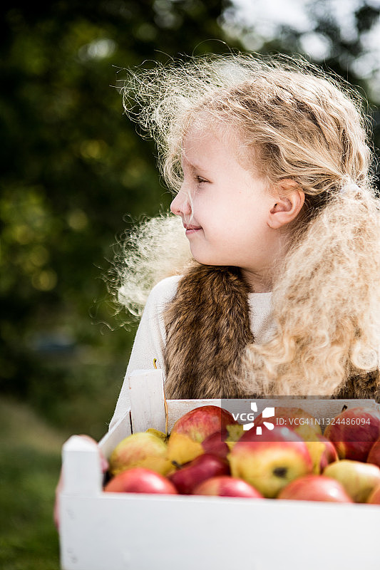 小女孩在有机家庭农场享受丰收的喜悦图片素材