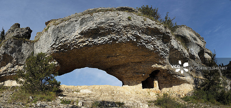 西班牙卡斯蒂利亚-莱昂自治区狼河峡谷的天然拱门图片素材