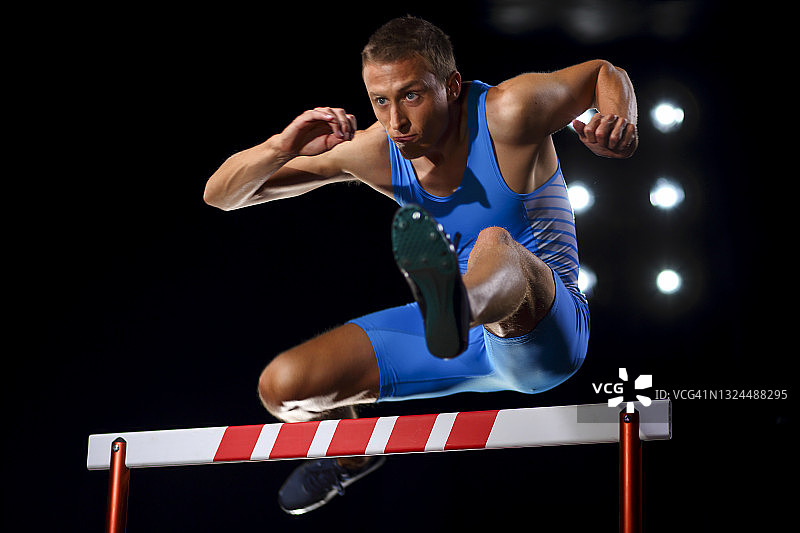 跳跃中的跨栏男运动员图片素材