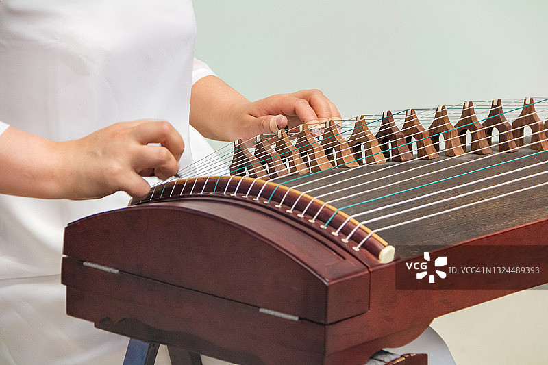 古筝演奏特写图片素材