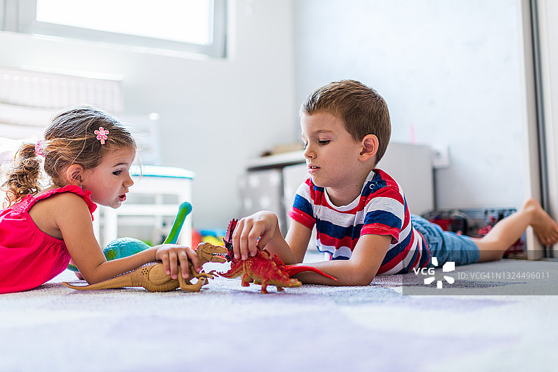 孩子们玩玩具恐龙图片素材