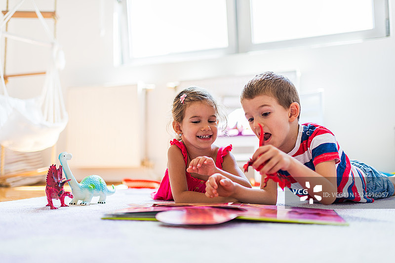 孩子们玩玩具恐龙图片素材