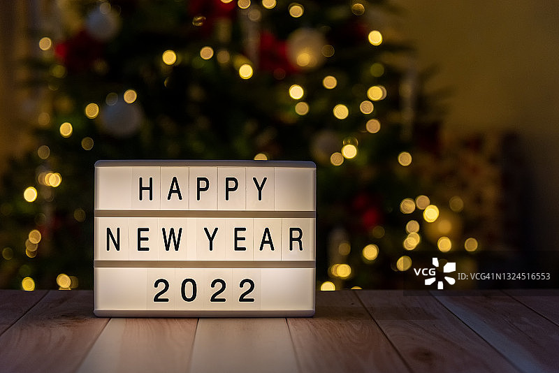 带有圣诞灯的2022新年快乐灯箱图片素材