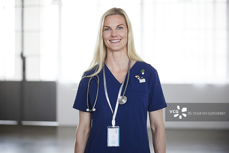 穿着手术服、颈戴听诊器的医护人员图片素材