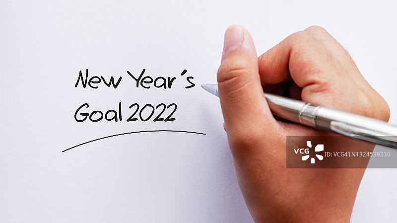 在纸上书写2022年新年目标图片素材