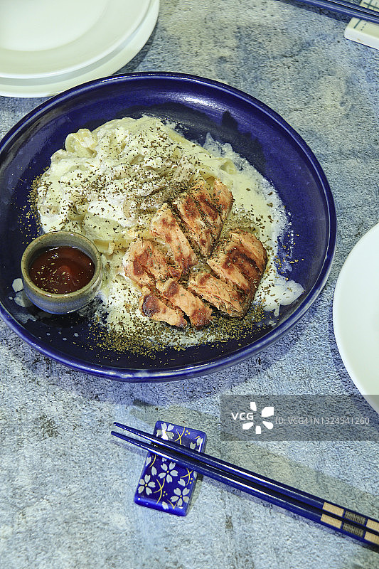 盐渍鲑鱼卡邦尼意面图片素材