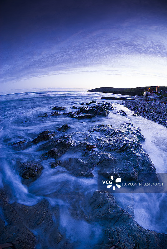 康沃尔郡卢埃的黄昏海岸风光图片素材