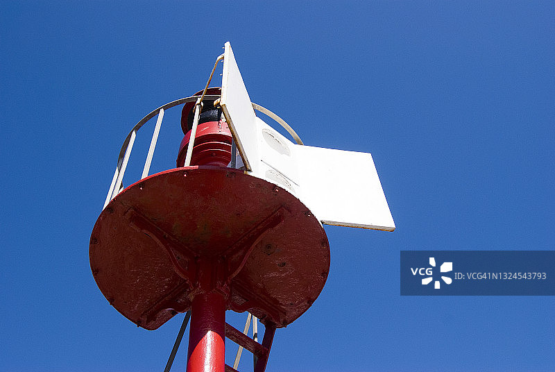 卢埃码头尽头的灯塔顶部图片素材