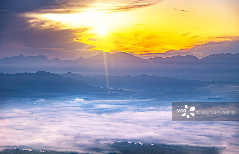 泰国洛坤府考中心山雾景色图片素材