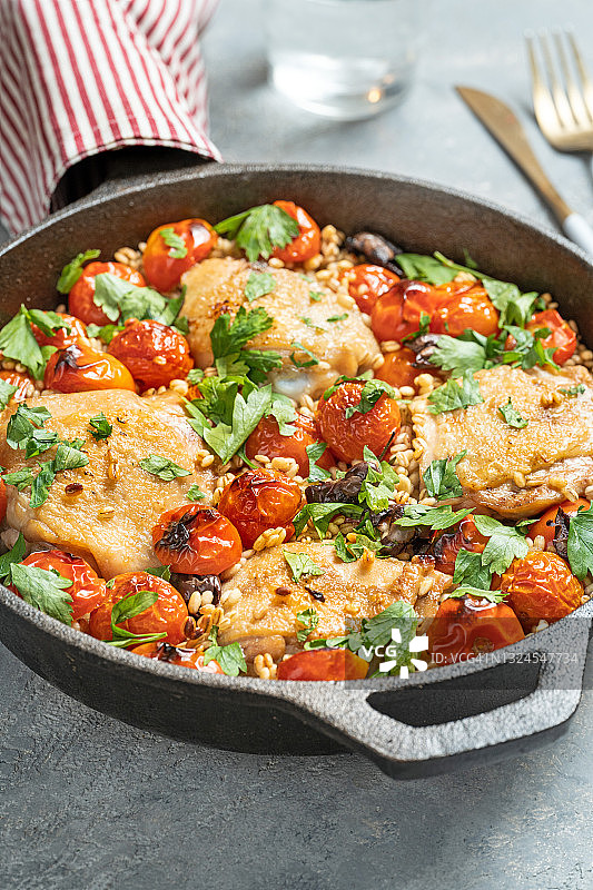 烤鸡腿配大麦和番茄图片素材