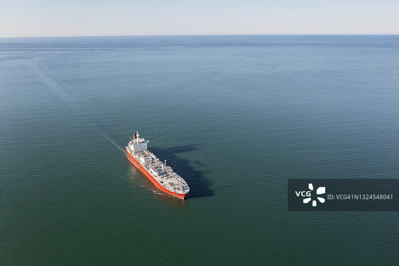 航行中的液态散货油轮船只航拍图片素材