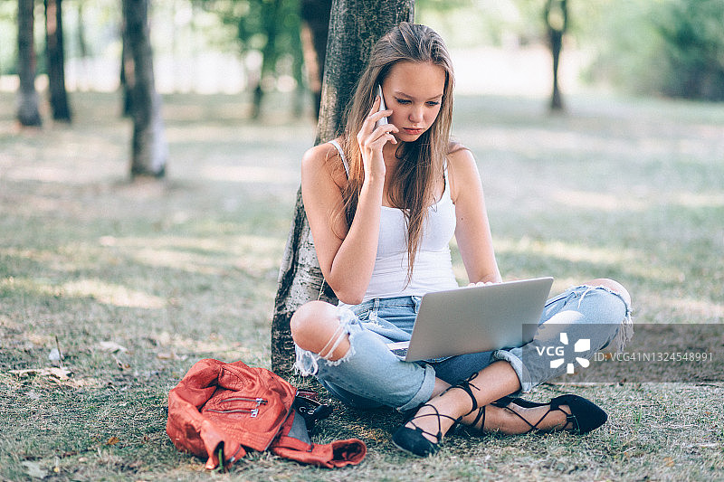 在公园学习图片素材