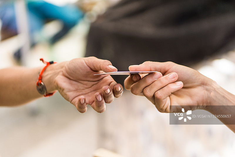 买家在街头市场将卡递给卖家图片素材