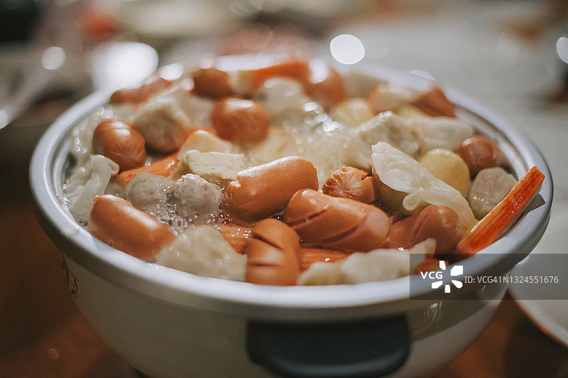 餐桌上电饭煲里的食材图片素材