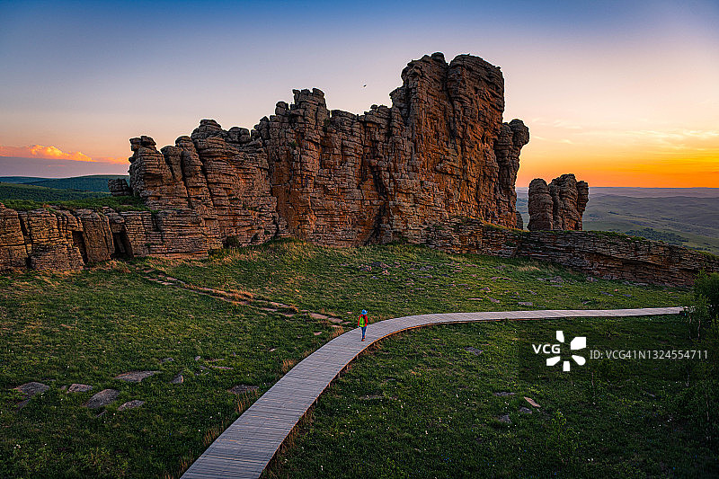 夕阳下的自然石林图片素材