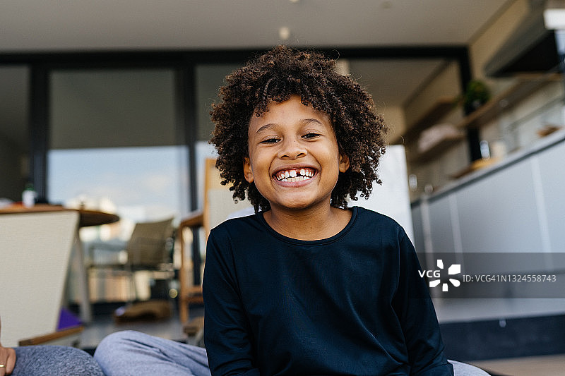 在家中微笑的男孩图片素材